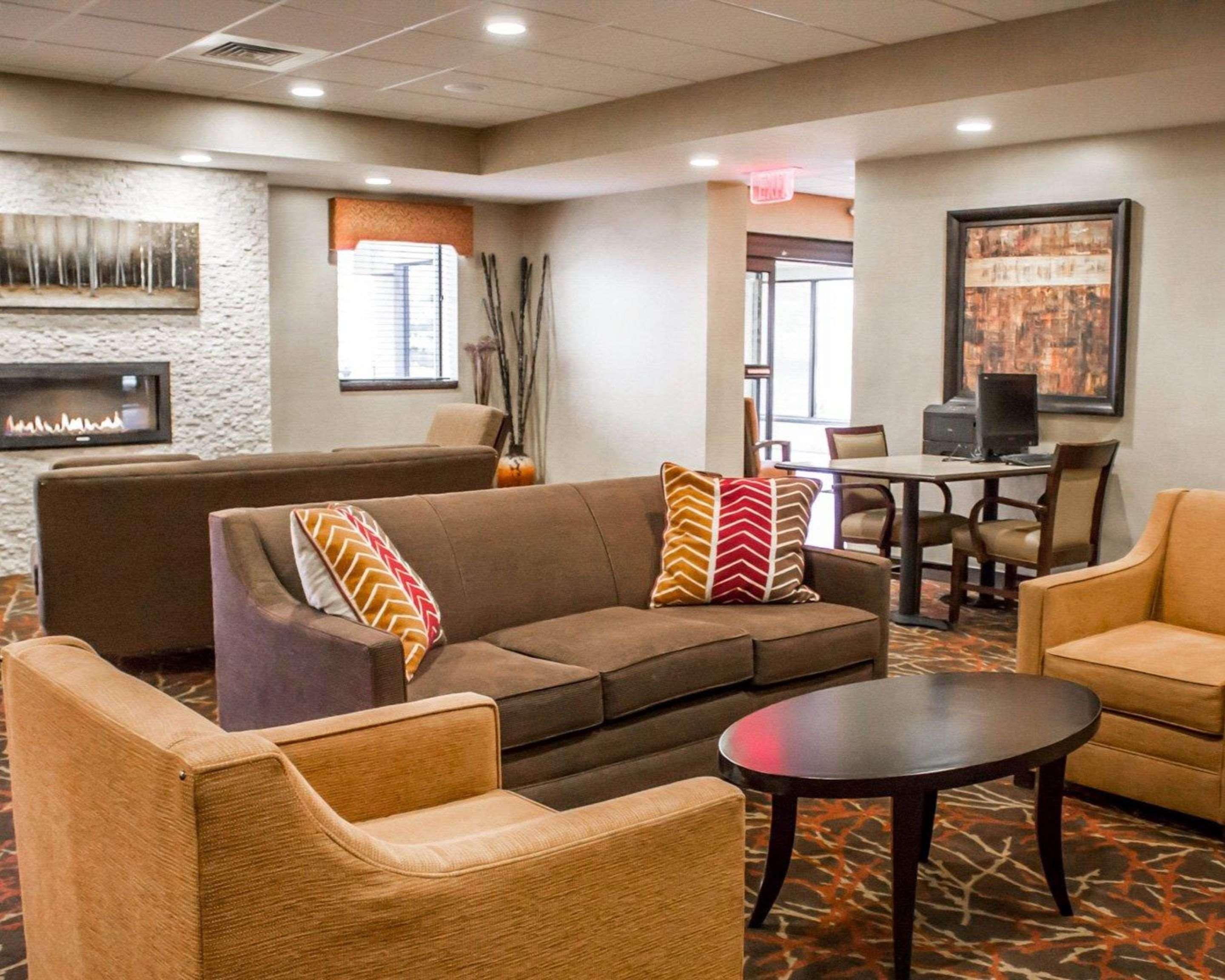 Comfort Inn & Suites Wadsworth Esterno foto