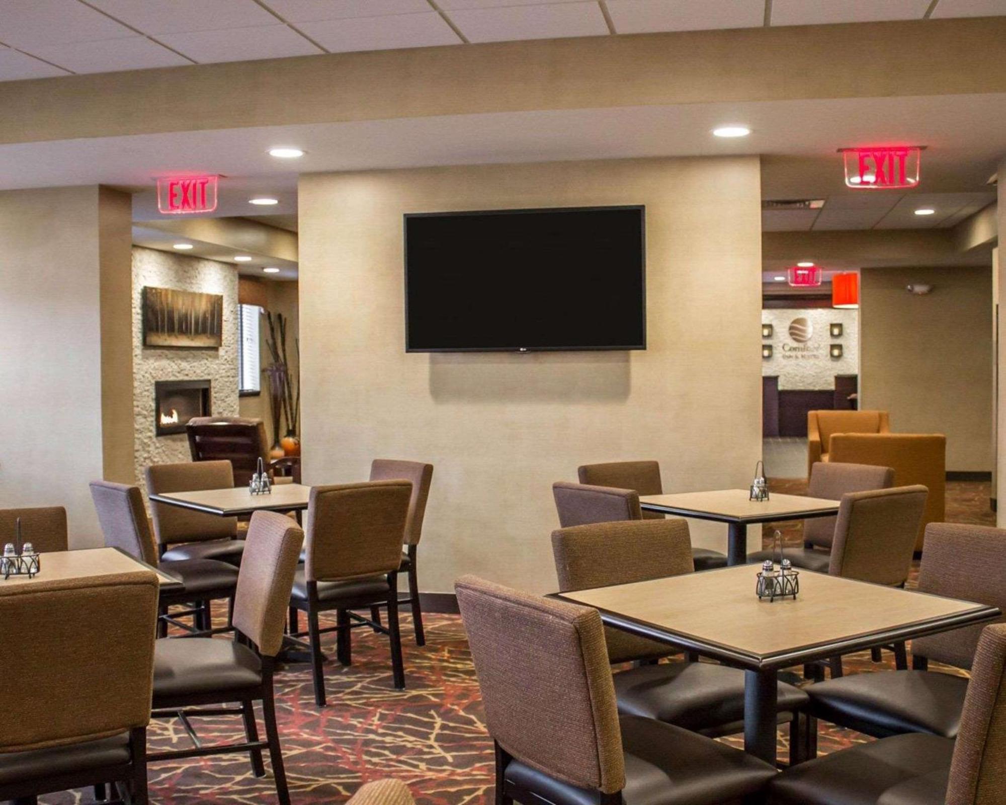 Comfort Inn & Suites Wadsworth Esterno foto